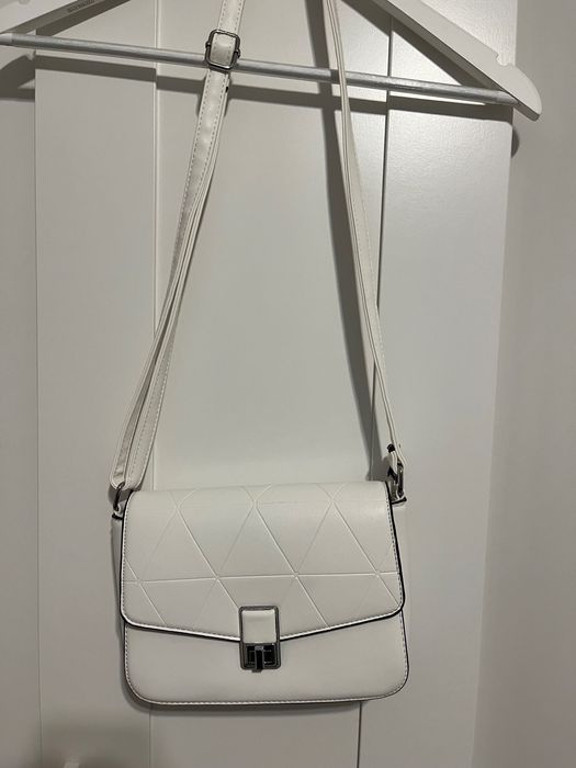 Нова бяла чанта (няма марка)