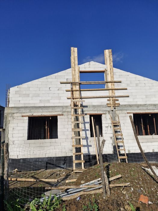 Execut case la roșu