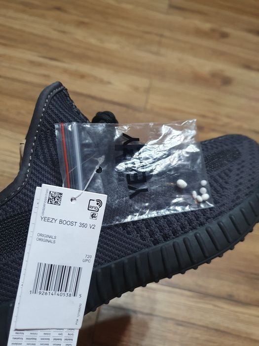 Vând adidasi yeezy boost