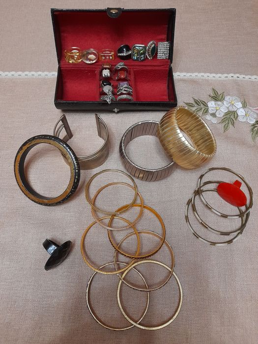 Аудио касети,календарчета,обици,гердани и др.