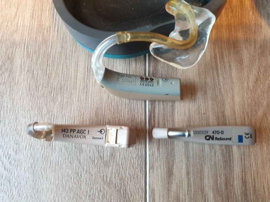 2 x aparate auditive defecte, pt reparatie sau piese + carcasa