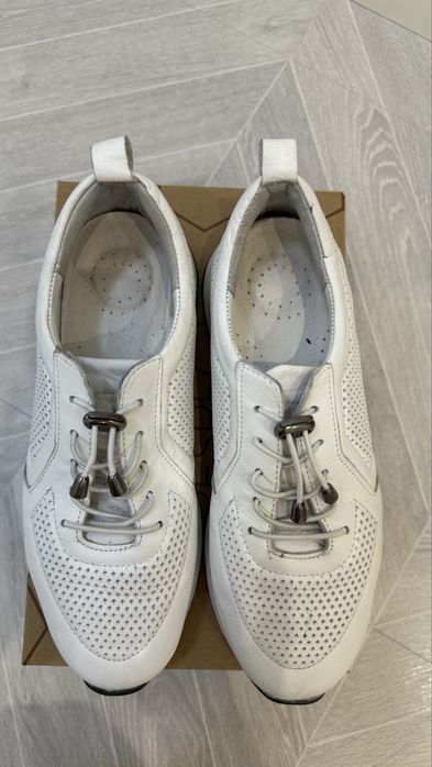 Продам женские кроссовки