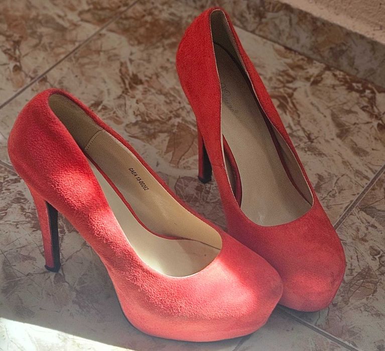 Червени обувки на висок ток