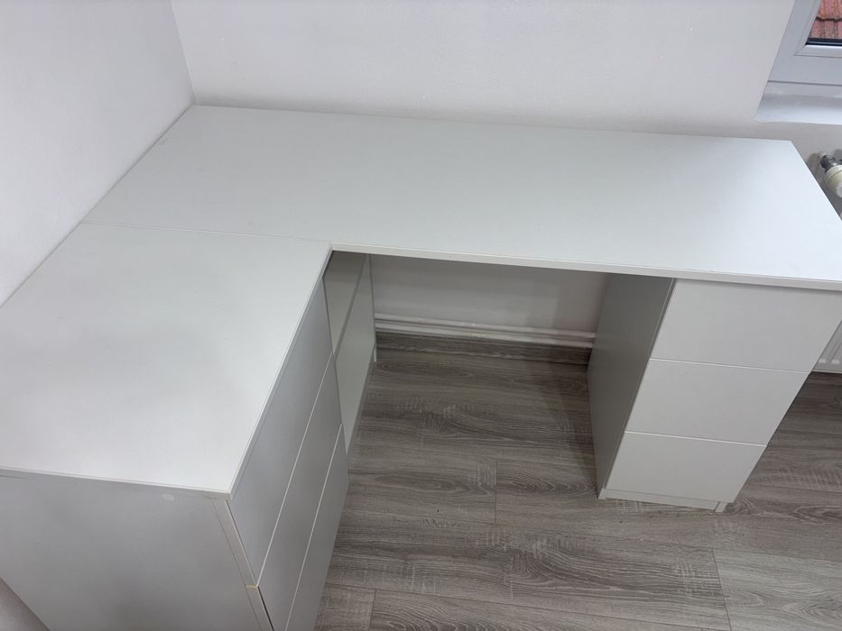 Birou alb pe colt in stare perfecta