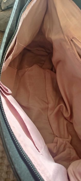 Черна чанта велур и кожа с бродирани цветя с дълга дръжка