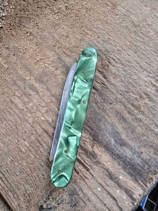 Продавам три джобни ножчета.