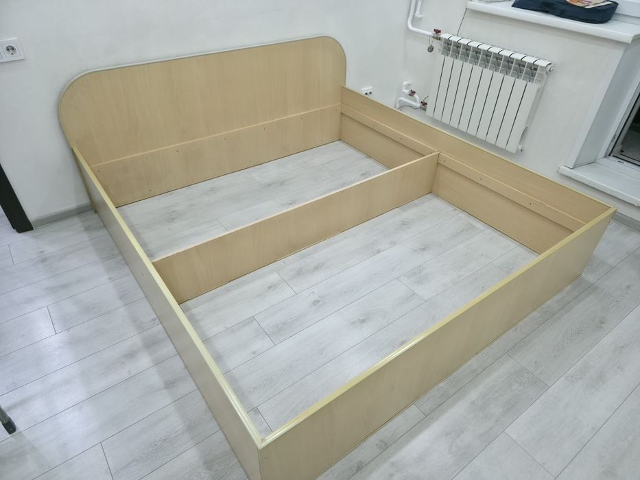 Кровать двухспальная с матрасом
