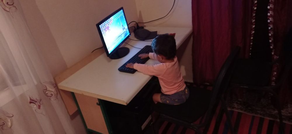 1 ta nautbuk va ikkita damawni kompyuter. Rusumi Samsung