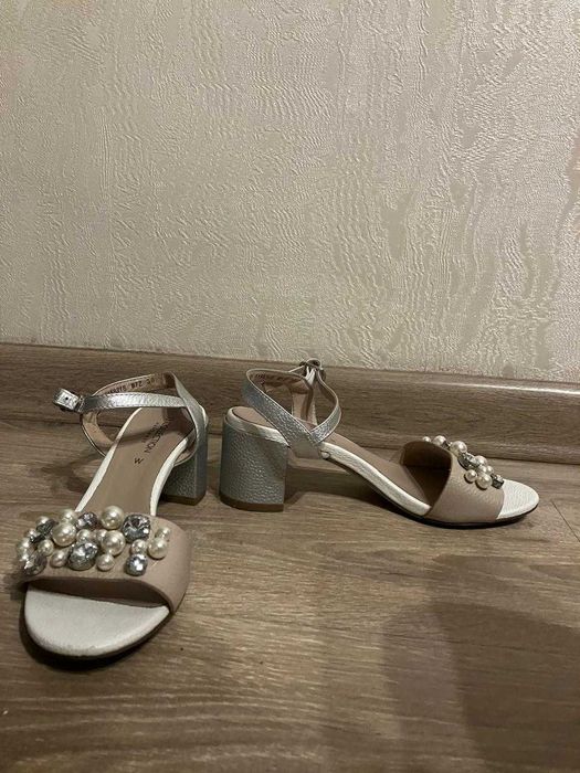 Продам женскую  обувь