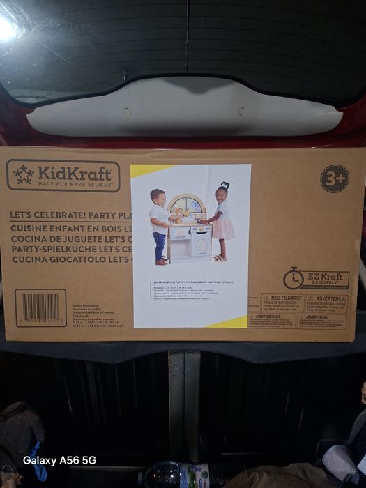 Продавам детска-дървена парти кухня-нова