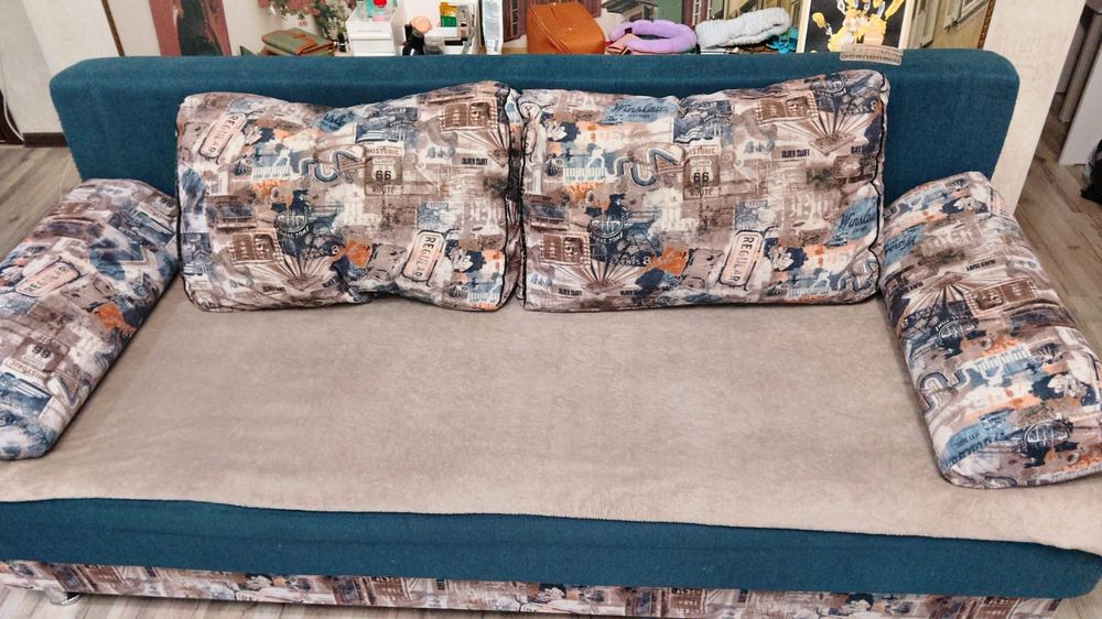 Продам стол с стульями и диван