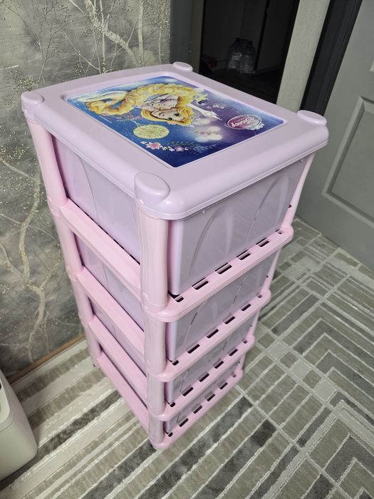 Продам детский пластиковый комод с четырьмя ящиками.