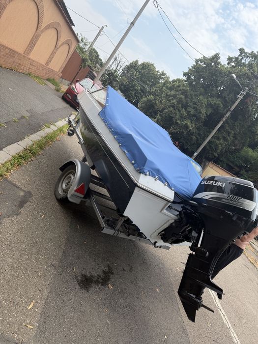 Vand barca cu motor peridoc