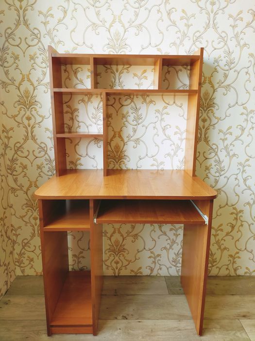 Стол для учёбы и работы.