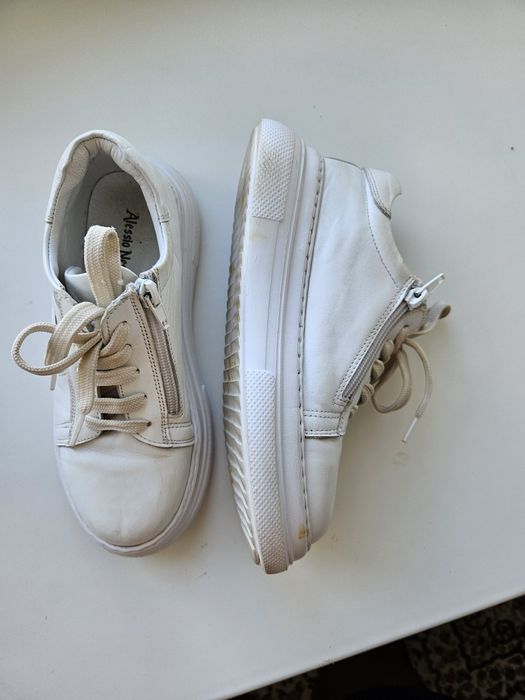 Продам белые кожаные кроссовки на девочку