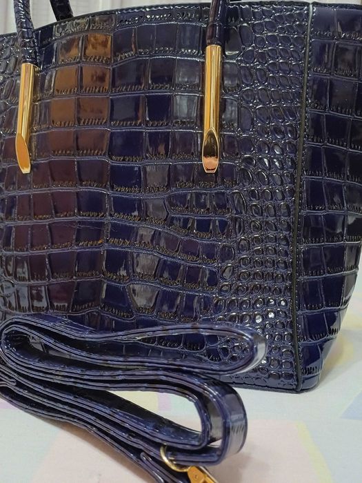 Стилна чанта, изключително красиво индигово синьо,удобно разпределение