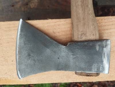 Стара брадва с маркировка