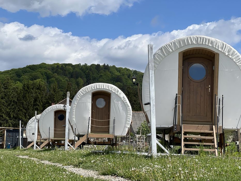 Carute cu coviltir-cabane-cabanute de locuit-Aframe