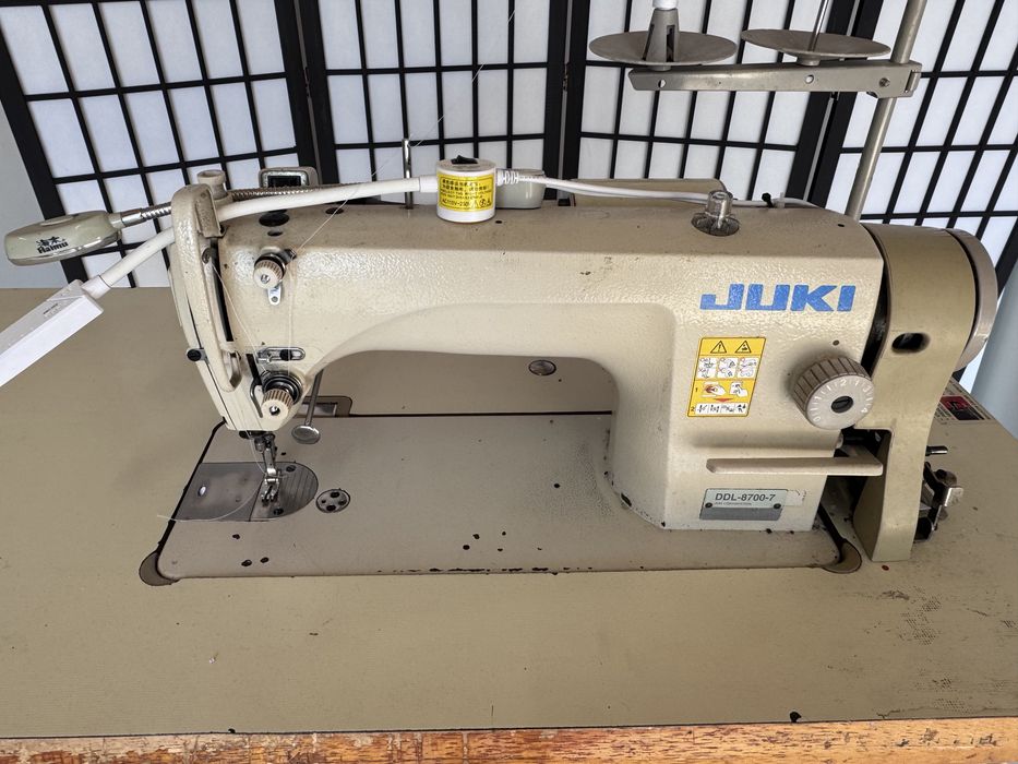 Mașină de cusut industrială JUKI DDL-8700-7 + SC-500, completă cu masă