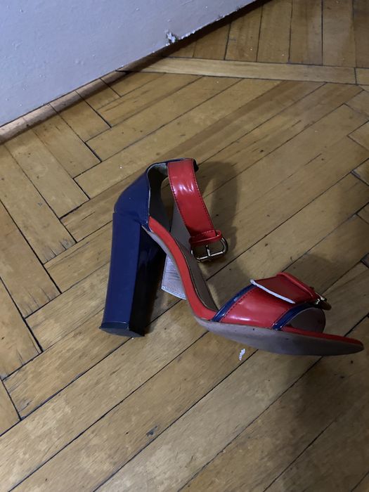 Продам женские босоножки