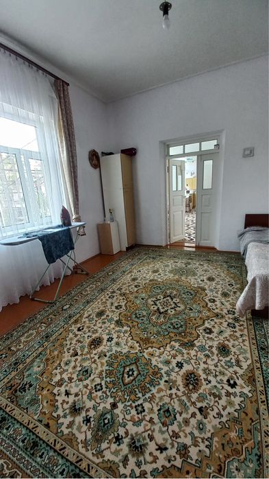 Urgut shahar markazida katta yer uchastkali uy.