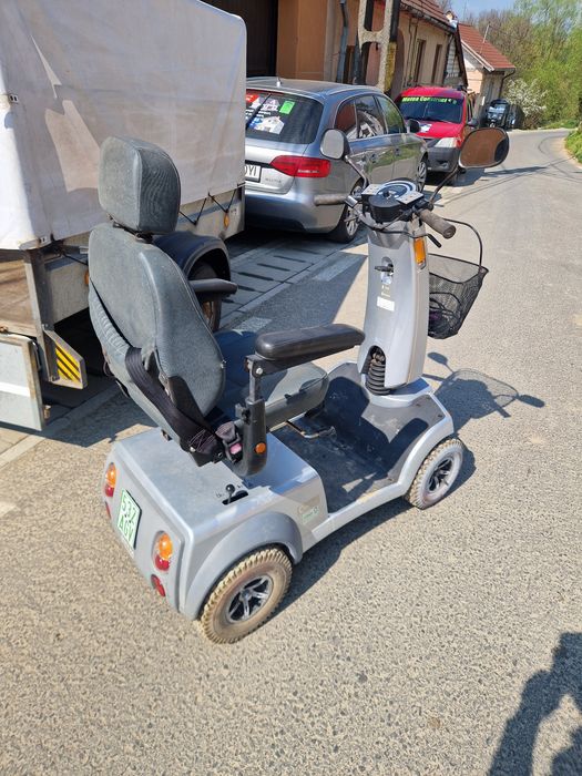 Carucior electric pentru persoane cu dizabilitati sau oameni in varsta