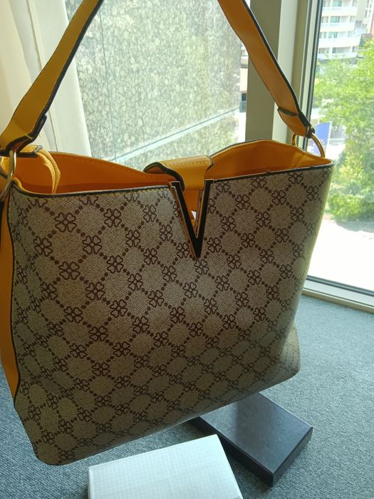 Много удобна дамска чанта, в която лесно ще съберете и ще откривате вс