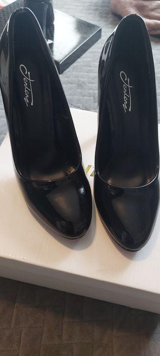 Черни обувки с висок ток