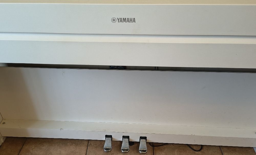 Vând pian yamaha ydp s55, folosit foarte puțin de un elev în stare excelentă.Preț 3000 lei.