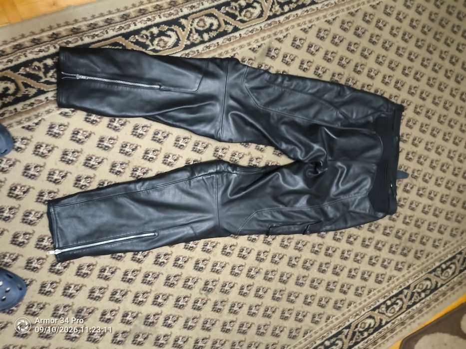 Pantaloni originali din piele groasa dar pentru cunoscatori pielea este foarte fina,manusa practic...