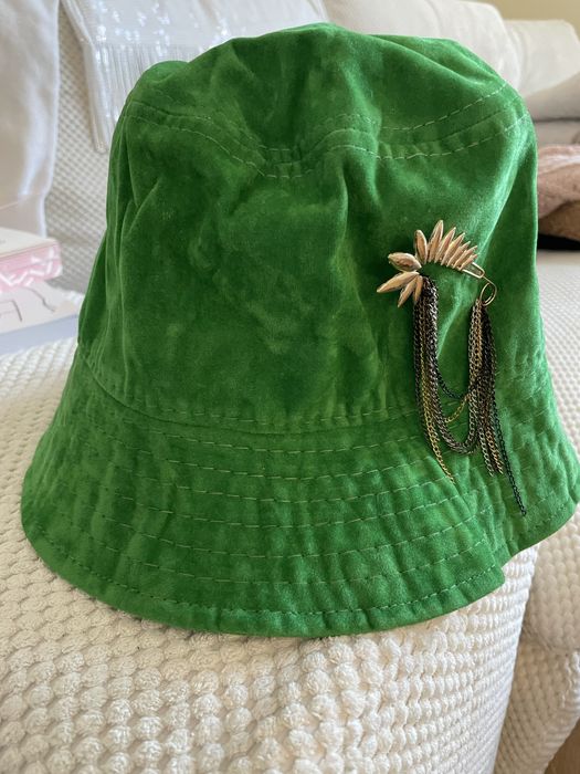 Велурена шапка идиотка