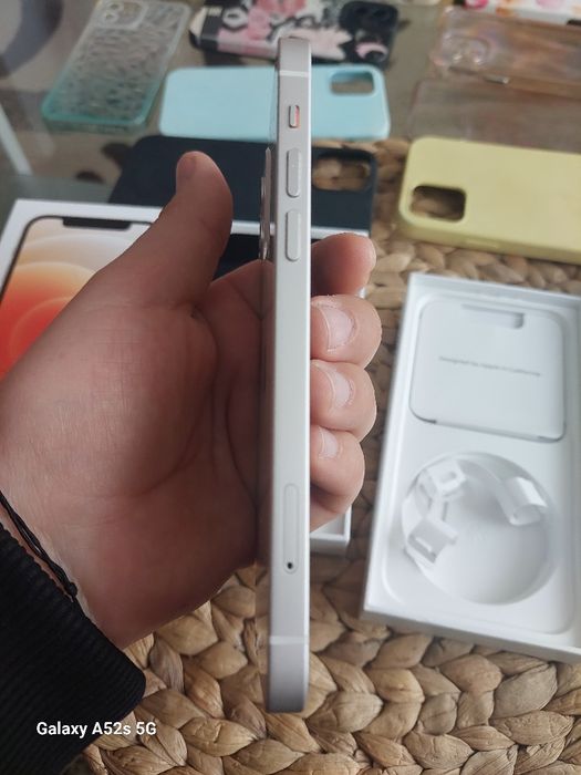 Два броя айфон 12