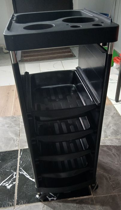 Парикмахерское кресло, и помощник парикмахера