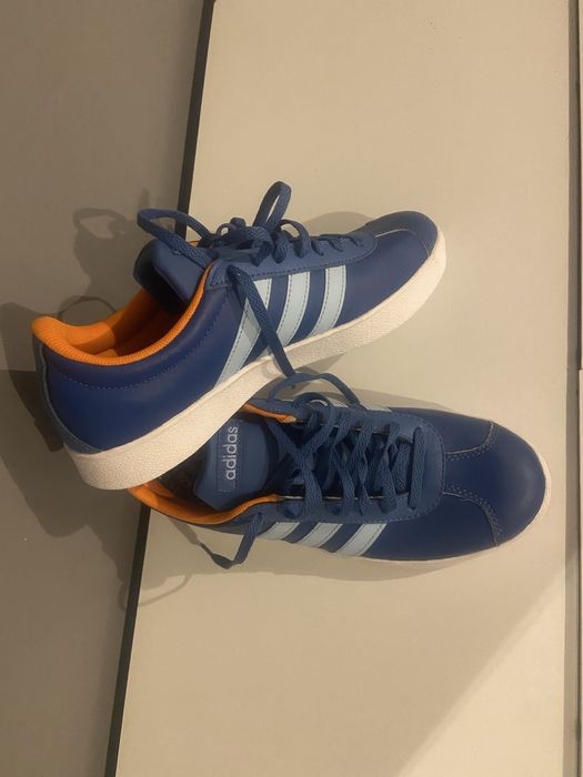 Vand incaltaminte Adidas!