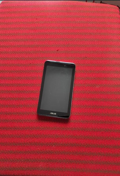 Tabletă ASUS, cu slot pentru Micro SD card și slot pentru SIM. Nu a mai fost folosită de mult timp, nu pornește, cine se pricepe o face funcționala