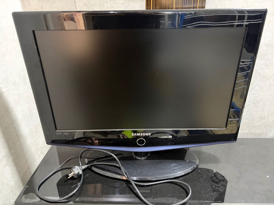 Телевизор с подставкой