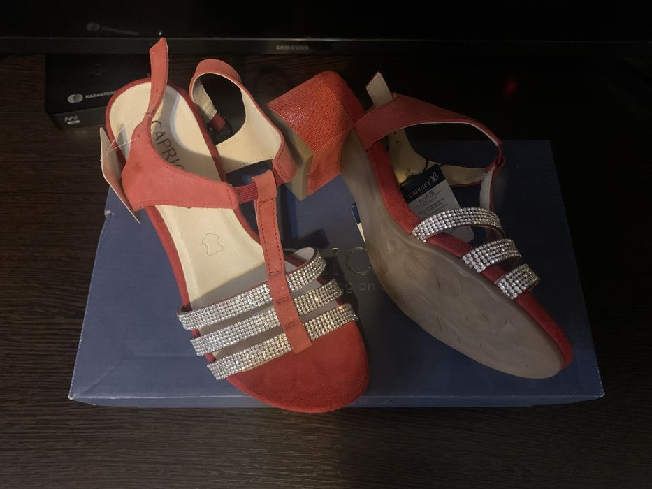 Босоножки со стразами