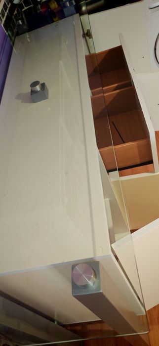 Vând Comoda Ilka Dimensiuni 2 Metri lungime pe 1 metru înălțime blat din sticla, preț 600 Lei