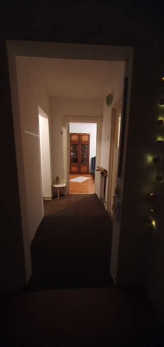 Vând apartament cu 3 camere ,hol,baie și bucătărie.