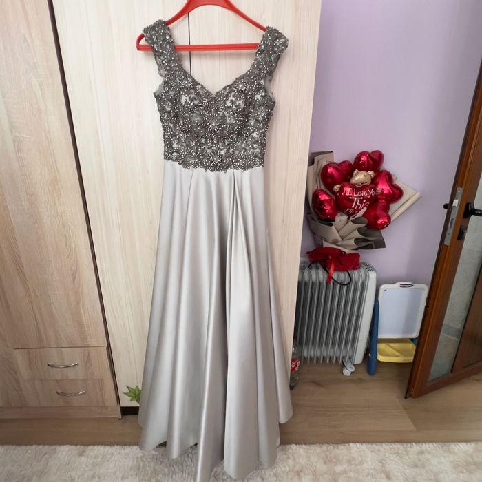 Продавам бална рокля