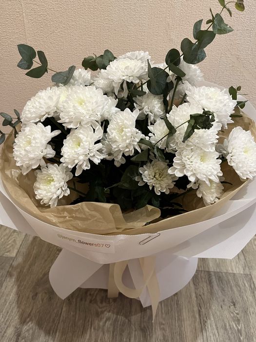 Кустовые розы, белые хризантемы