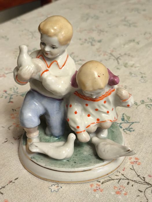 Статуэтка СССР Дети кормят голубей