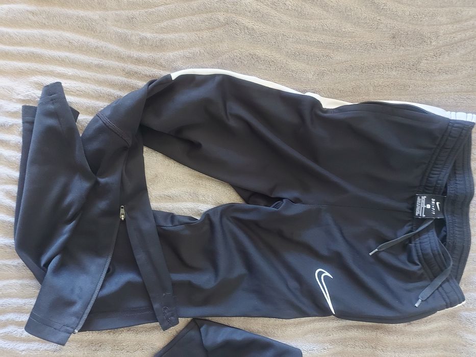 Продавам детски екип.