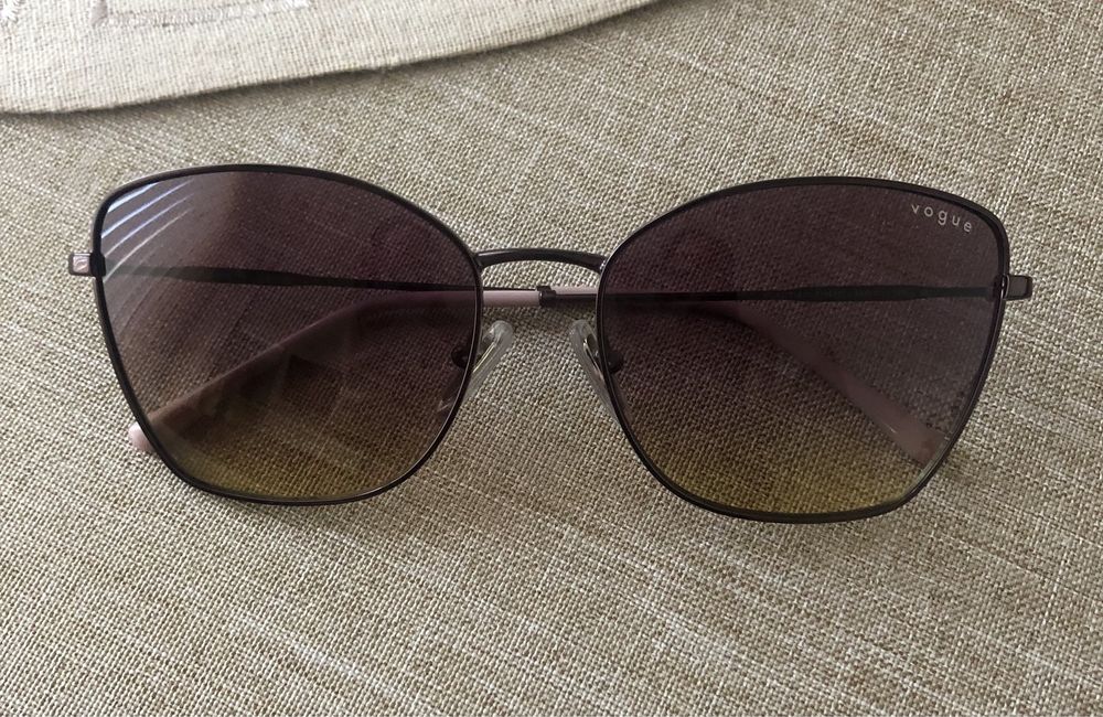 Дамски слънчеви очила Vogue, розово-лилава бленда на стъклата