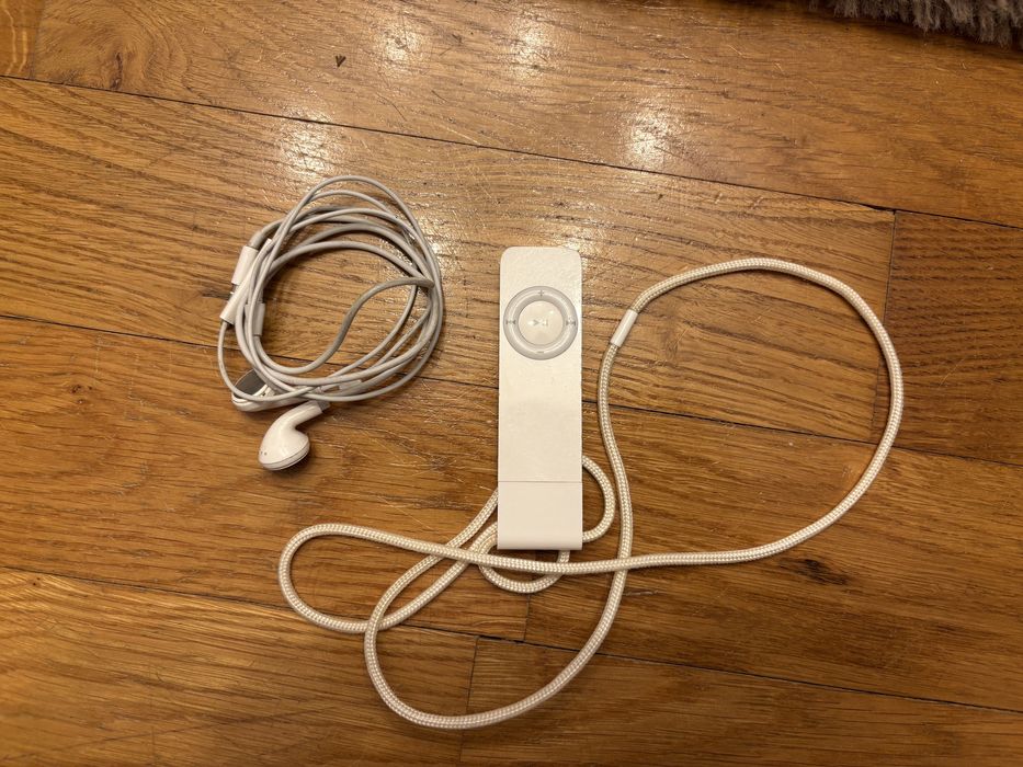 Apple Ipod Shuffle 1 gen A1112, stare foarte buna, casti originale plus o pereche noi