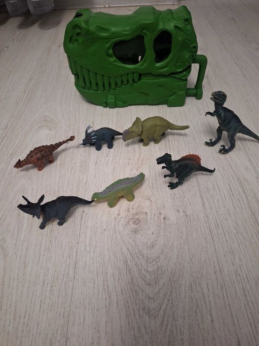 Lot dinozauri plis cutie depozitare.