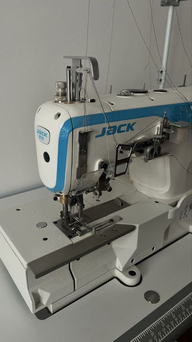 Продаеться промышленный оверлог+ стол