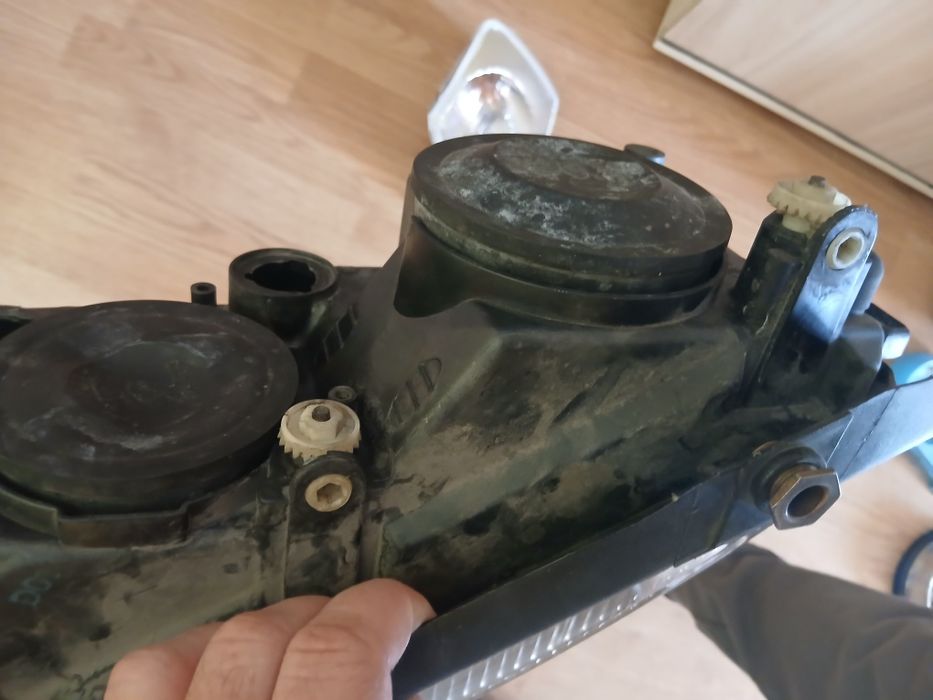 Продавам фарове с мигачи за пасат 4