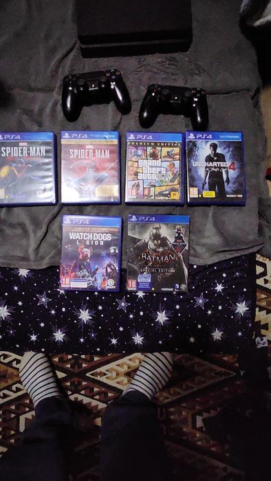 PS4 Slim 1TB + FC 25 & Crew Motorfest + 2 Manete