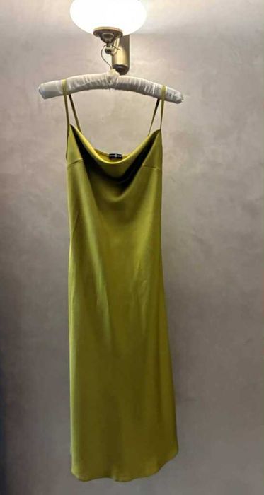 Елегантна рокля  от висококачествен плътен сатен